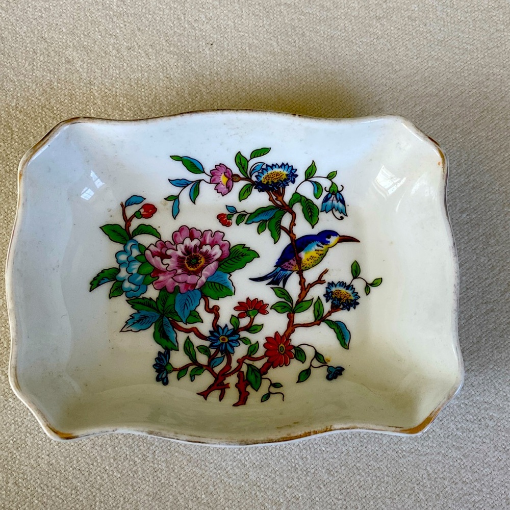 Fine Aynsley Bone China nut/candy dish. Distinct beautiful traditional pattern.